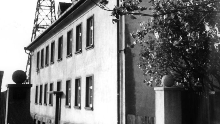 Gebäude des Rundfunksenders Gleiwitz mit Sendeturm