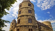 Ein Burgturm einer dreischenkligen Anlage