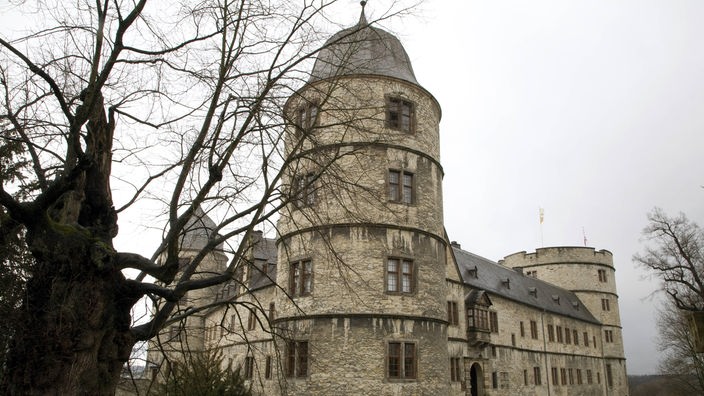 Ein Burgturm einer dreischenkligen Anlage.