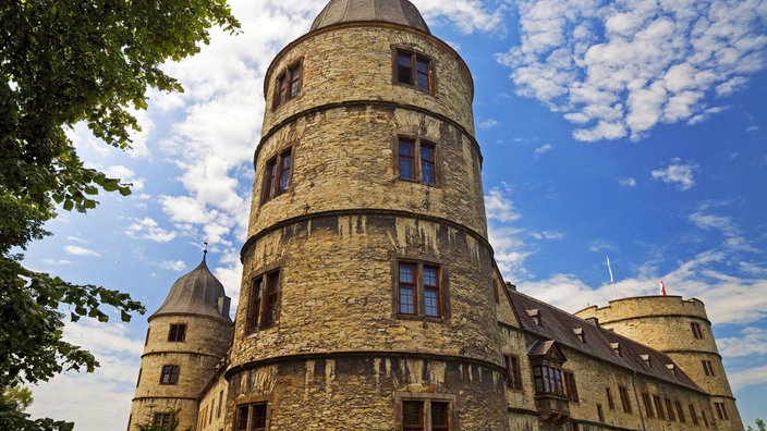 Ein Burgturm einer dreischenkligen Anlage