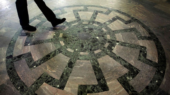 Im Marmorsaal der Wewelsburg ist ein Sonnenrad in den Boden eingelassen
