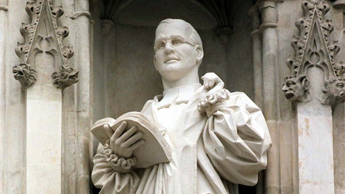 Eine Statue von Dietrich Bonhoeffer (1906-1945) an der Westminster-Abtei in London | Bildquelle: WDR / dpa Eine Statue von Dietrich Bonhoeffer (1906-1945) an der Westminster-Abtei in London