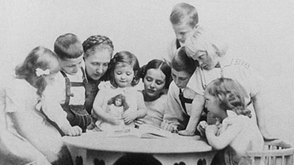 Schwarzweiß-Aufnahme von Paula Bonhoeffer mit ihren acht Kindern, der achtjährige Dietrich ist der zweite von rechts.