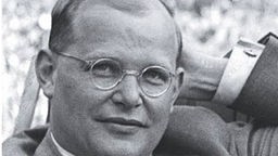 Schwarzweiß-Porträt von Dietrich Bonhoeffer mit Nickelbrille aus dem Jahr 1939.