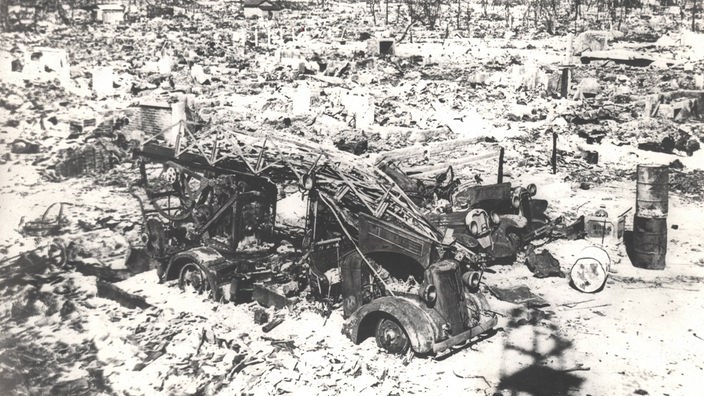 schwarzweiß-Bild: August 1945: Über Hiroshima explodierte die die erste militärisch eingesetzt Atombombe in der Geschichte der Menschheit