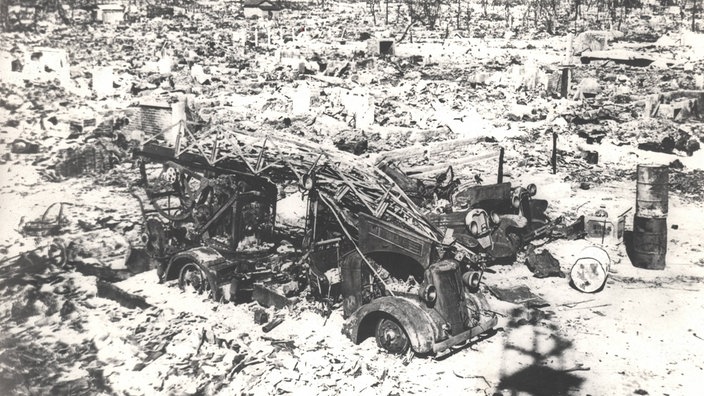 schwarzweiß-Bild: August 1945: Über Hiroshima explodierte die die erste militärisch eingesetzt Atombombe in der Geschichte der Menschheit | Bildquelle: Imago schwarzweiß-Bild: August 1945: Über Hiroshima explodierte die die erste militärisch eingesetzt Atombombe in der Geschichte der Menschheit