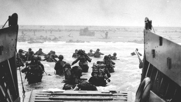 Schwarzweiß-Bild: Amerikanische Soldaten landen an der Küste der Normandie