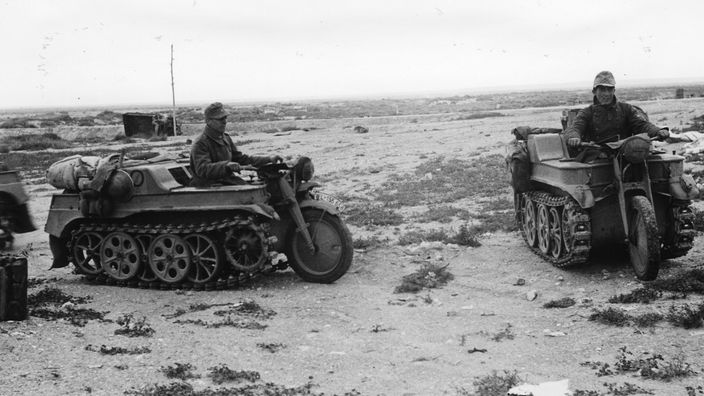 Schwarz-weiß-Bild: Das deutsche Afrikakorps unterstützt die italienischen Streitkräfte in Nordafrika.