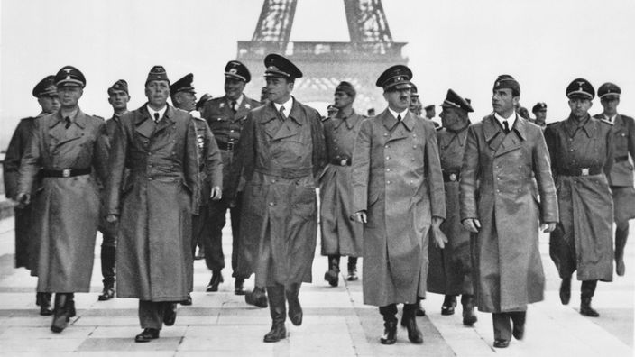 schwarzweiß-Bild: Hitler besucht Paris.