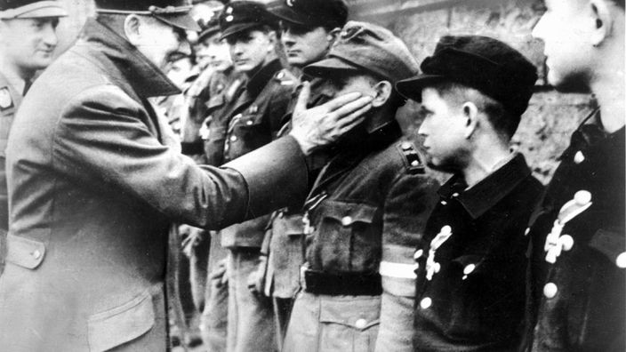 Hitler bei der Auszeichnung von Mitgliedern der Berliner Hitler-Jugend