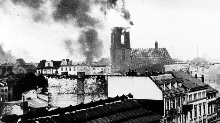 Die brennende Spandauer Altstadt nach einem Luftangriff 1944