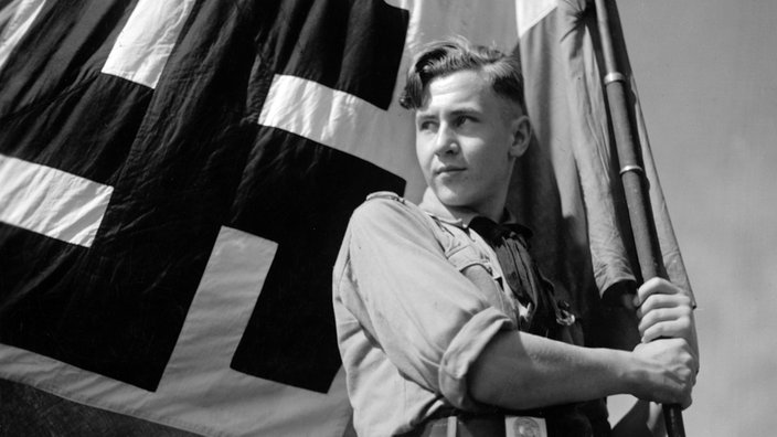 Ein Junge mit Hakenkreuzfahne. | Bildquelle: picture alliance/ZB Ein Junge mit Hakenkreuzfahne.