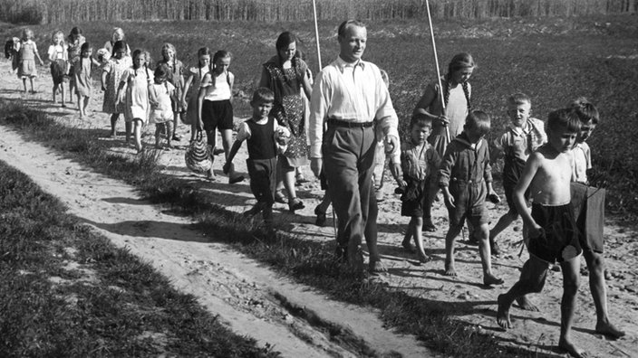 Kinder marschieren hintereinander. | Bildquelle: Interfoto Kinder marschieren hintereinander.