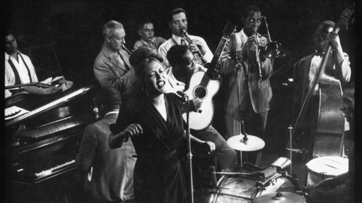 Schwarzweiß-Foto: Eine Swing-Band mit Sängerin in Aktion. | Bildquelle: akg Schwarzweiß-Foto: Eine Swing-Band mit Sängerin in Aktion.