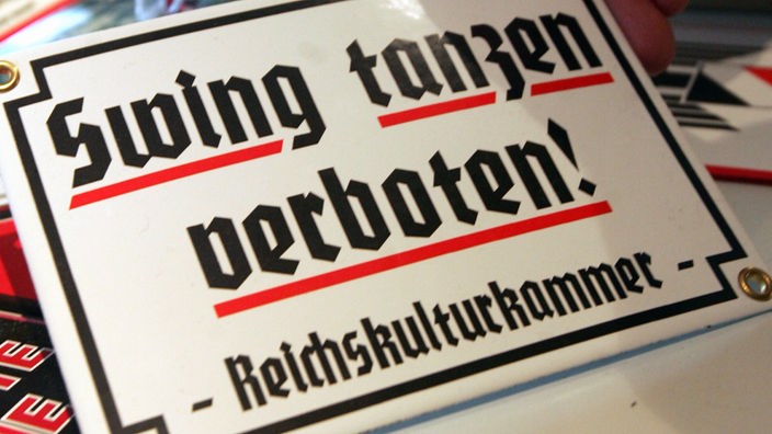 Emailschild mit der Aufschrift: 'Swing tanzen verboten. Reichskulturkammer.