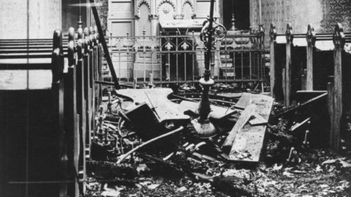 Schwarzweiß-Bild: Zu sehen ist der Innenraum einer Synagoge, alles ist zerstört.