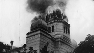 Die Synagoge von Eberswalde steht in in Flammen.