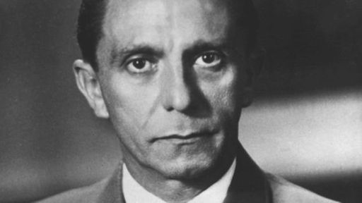 Schwarzweiß-Porträtbild von Joseph Goebbels.