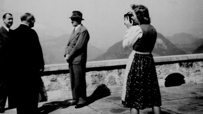 Hitler und Besucher auf der Terrasse des Berghofes und Eva Braun mit Kamera.