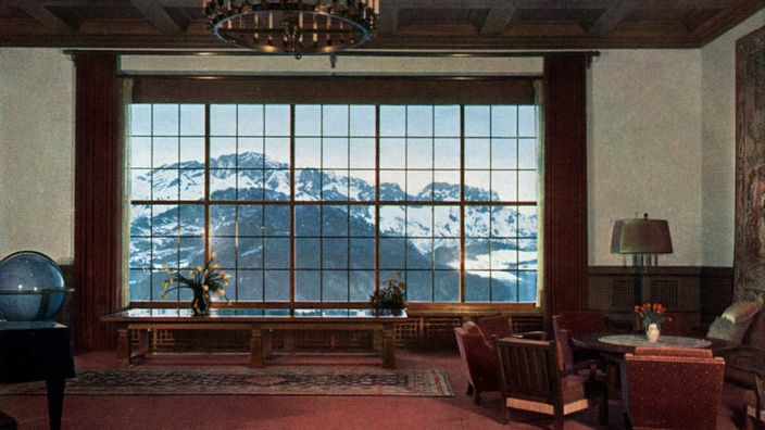 Interieur des Berghofs mit großem versenkbarem Fenster mit Blick auf den Untersberg.