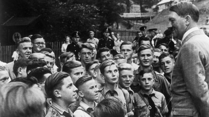 Hitler umringt von Jungen der Hitler-Jugend