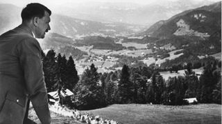 Adolf Hitler blickt von der Terrasse seines Hauses Wachenfeld nach Berchtesgaden. Propagandafoto des Hitler-Fotografen Heinrich Hoffmann.