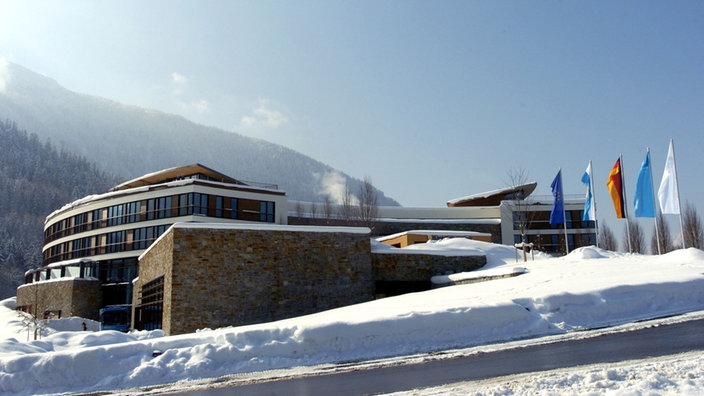 Der Rundbau des Intercontinental Resort Hotel am Obersalzberg. | Bildquelle: dpa Der Rundbau des Intercontinental Resort Hotel am Obersalzberg.