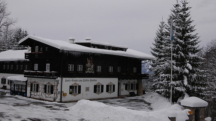 Die Frontansicht des bekannten Obersalzberger Gasthofs 'Zum Türken'. | Bildquelle: Gregor Delvaux de Fenffe Die Frontansicht des bekannten Obersalzberger Gasthofs 'Zum Türken'.