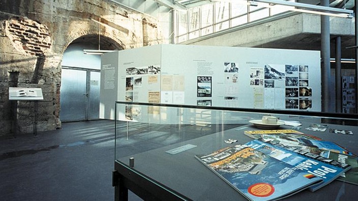 Vitrinen mit Exponaten der Dauerausstellung Obersalzberg. | Bildquelle: Dokumentation Obersalzberg Vitrinen mit Exponaten der Dauerausstellung Obersalzberg.