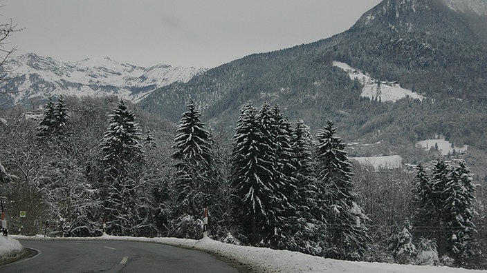Verschneite Zufahrtsstraße zum Obersalzberg | Bildquelle: Gregor Delvaux de Fenffe Verschneite Zufahrtsstraße zum Obersalzberg