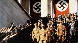 Adolf Hitler maschiert mit führenden Offizieren vor dem Reichstag in Nürnberg auf.