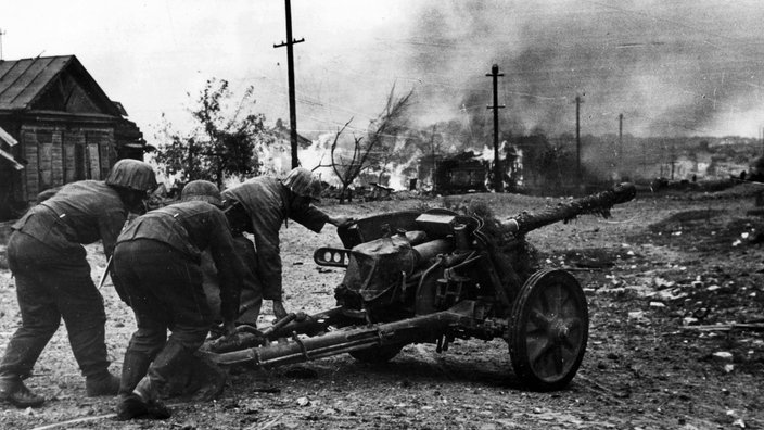 Schwarzweiß-Bild: Soldaten bei einem Russlandfeldzug. | Bildquelle: Imago Schwarzweiß-Bild: Soldaten bei einem Russlandfeldzug.