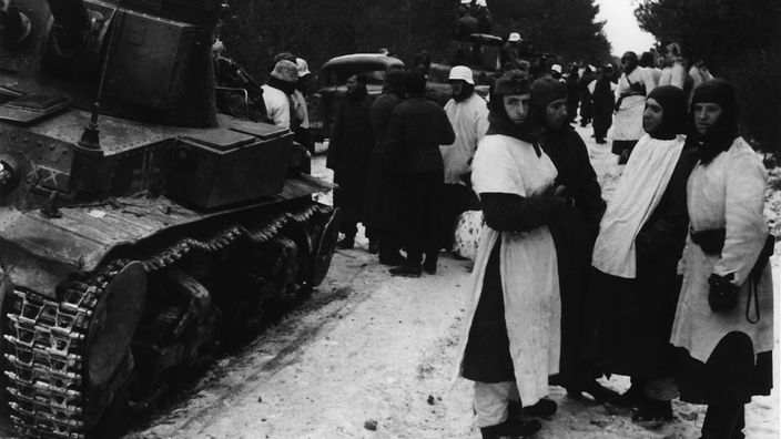 Schwarz-weiß-Bild: Panzertruppe der deutschen Wehrmacht vor Moskau.