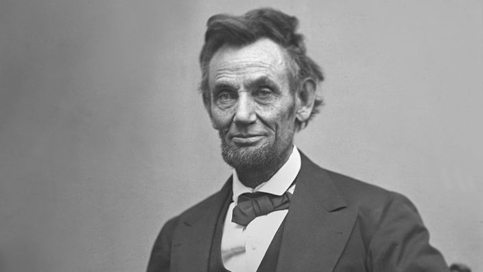 Ein schwarz-weiß Foto zeigt den US-Präsidenten Abraham Lincoln.