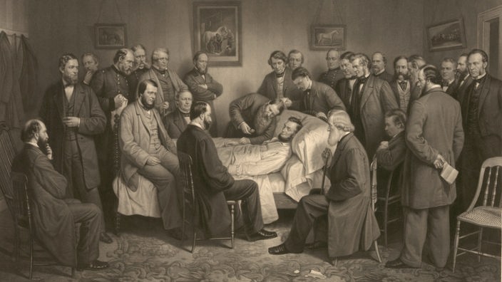 Gemälde: Abraham Lincoln liegt auf dem Sterbebett, umringt von Menschen.