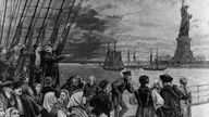 Ankunft deutscher Auswanderer in New York 1887, im Hintergrund die Freiheitsstatue