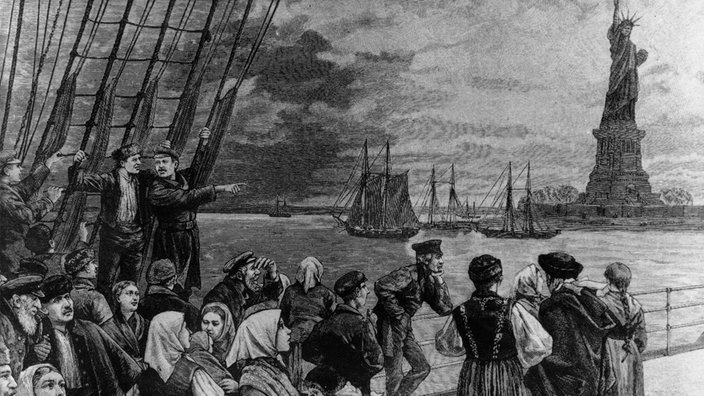 Ankunft deutscher Auswanderer in New York 1887, im Hintergrund die Freiheitsstatue | Bildquelle: picture alliance / ullstein bild Ankunft deutscher Auswanderer in New York 1887, im Hintergrund die Freiheitsstatue