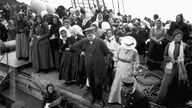 Schwarzweiß-Foto: Passagiere auf einem Auswandererschiff