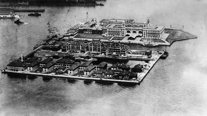 Schwarzweiß-Luftaufnahme der Insel Ellis vor New York.