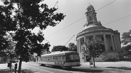 Das Foto von 1983 zeigt das Rathaus in der Germantown Avenue in Philadelphia, durch die gerade eine Straßenbahn fährt.