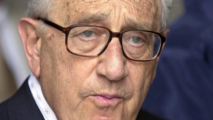 Porträt von Henry Kissinger, ein älterer Mann mit grauen Haaren und Hornbrille. | Bildquelle: dpa Porträt von Henry Kissinger, ein älterer Mann mit grauen Haaren und Hornbrille.