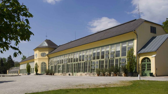 Außenansicht der Orangerie im Esterhazyschen Schlosspark in Österreich.