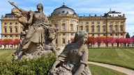 Steinskulpturen im Garten vor der Würzburger Residenz.