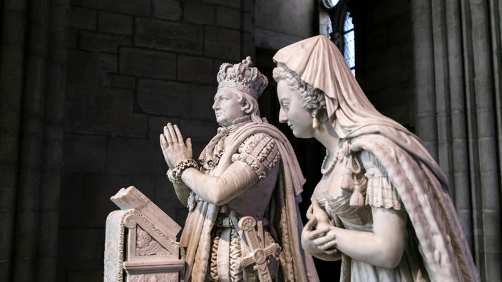 Marmorstatuen von Ludwig XVI. und Marie Antoinette in einer Kirche. | Bildquelle: Imago Marmorstatuen von Ludwig XVI. und Marie Antoinette in einer Kirche.