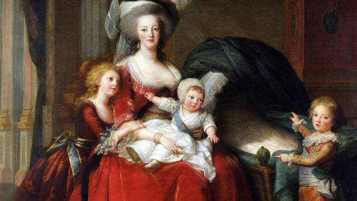 Marie Antoinette in roter Robe und mit Federhut, um sie herum drei Kinder und eine leere Wiege