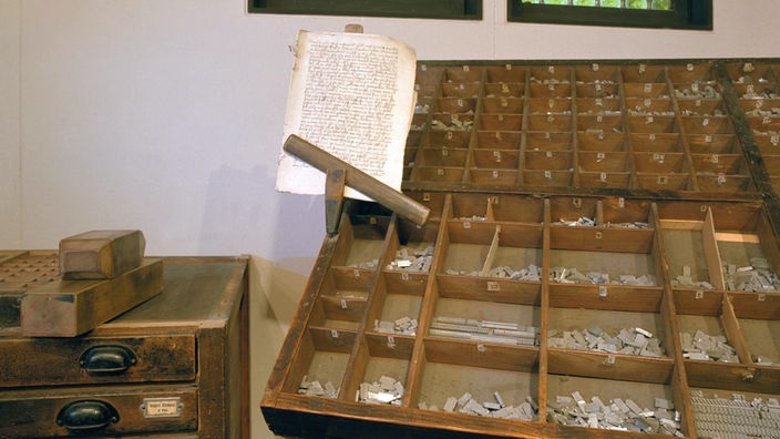 Blick in die rekonstruierte Werkstatt von Johannes Gutenberg