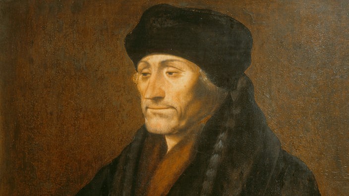 Gemälde von Erasmus von Rotterdam. Er sitzt an einem Tisch, hat eine Mütze auf und schreibt in ein Buch.