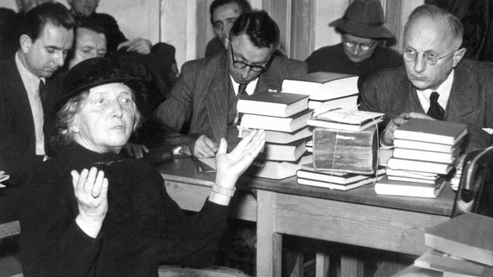 Schwarzweiß-Foto von Mathilde Ludendorff während eines Prozesses 1951
