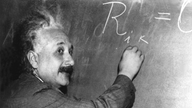 Während seiner Gastprofessur in Princeton schreibt Einstein in einem Vortrag am 14. Januar 1931 eine der Grundgleichungen der allgemeinen Relativitätstheorie an die Tafel.