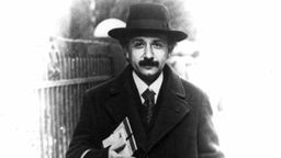 Schwarzweiß-Foto von 1920: Albert Einstein auf dem Weg zur Arbeit in Berlin.